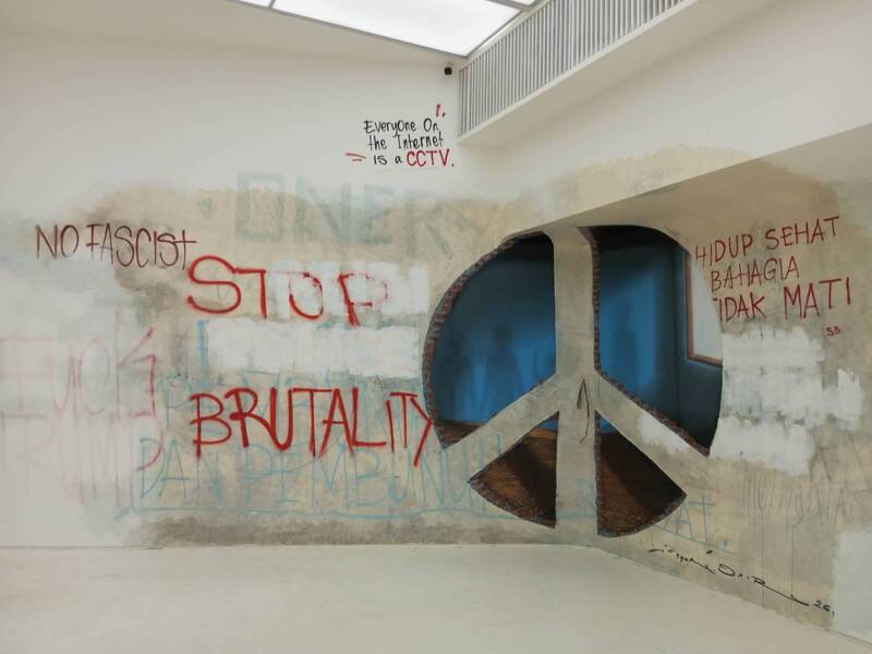 Tertahan dan Tersensor: Seruak Jalanan “STOP POLICE BRUTALITY” dalam Pameran TAK ADA MAKAN SIANG HARI INI